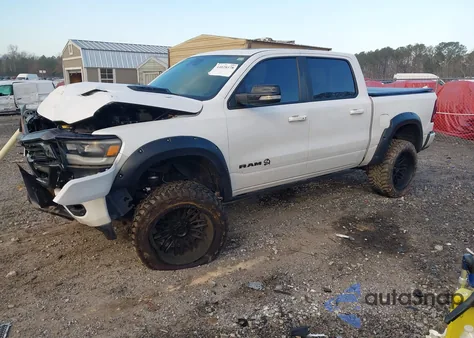 2021 Ram 1500 Laramie 4X2 5'7 Box z USA, uszkodzony, nr VIN 1C6RREJT1MN712102